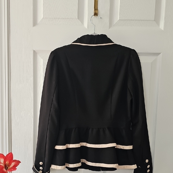 Chic Black Blazer with Cream Trim - Picture 2 of 6